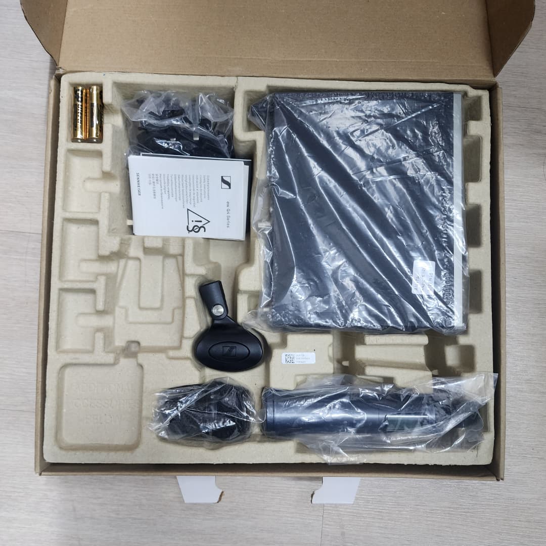 B STOCK (BS-528) Sennheiser EW 100 G4-835-S Wireless Handheld Microphone System (EW100 G4 835S) Band G ( 566-608 Mhz )