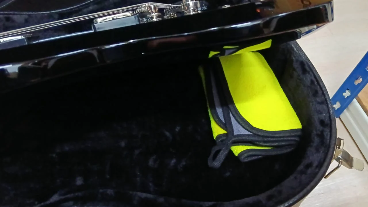 BSTOCK (BS-614) On-Stage GCSG7000 Guitar Case for Double Cutaway Guitar (OSS GCSG7000) - Image 2