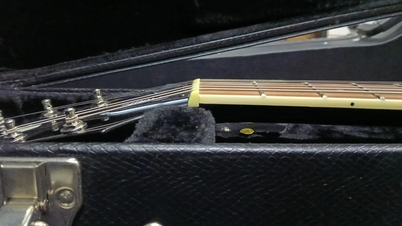 BSTOCK (BS-614) On-Stage GCSG7000 Guitar Case for Double Cutaway Guitar (OSS GCSG7000) - Image 3