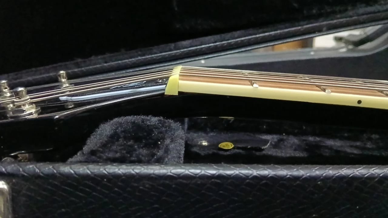 BSTOCK (BS-614) On-Stage GCSG7000 Guitar Case for Double Cutaway Guitar (OSS GCSG7000) - Image 4