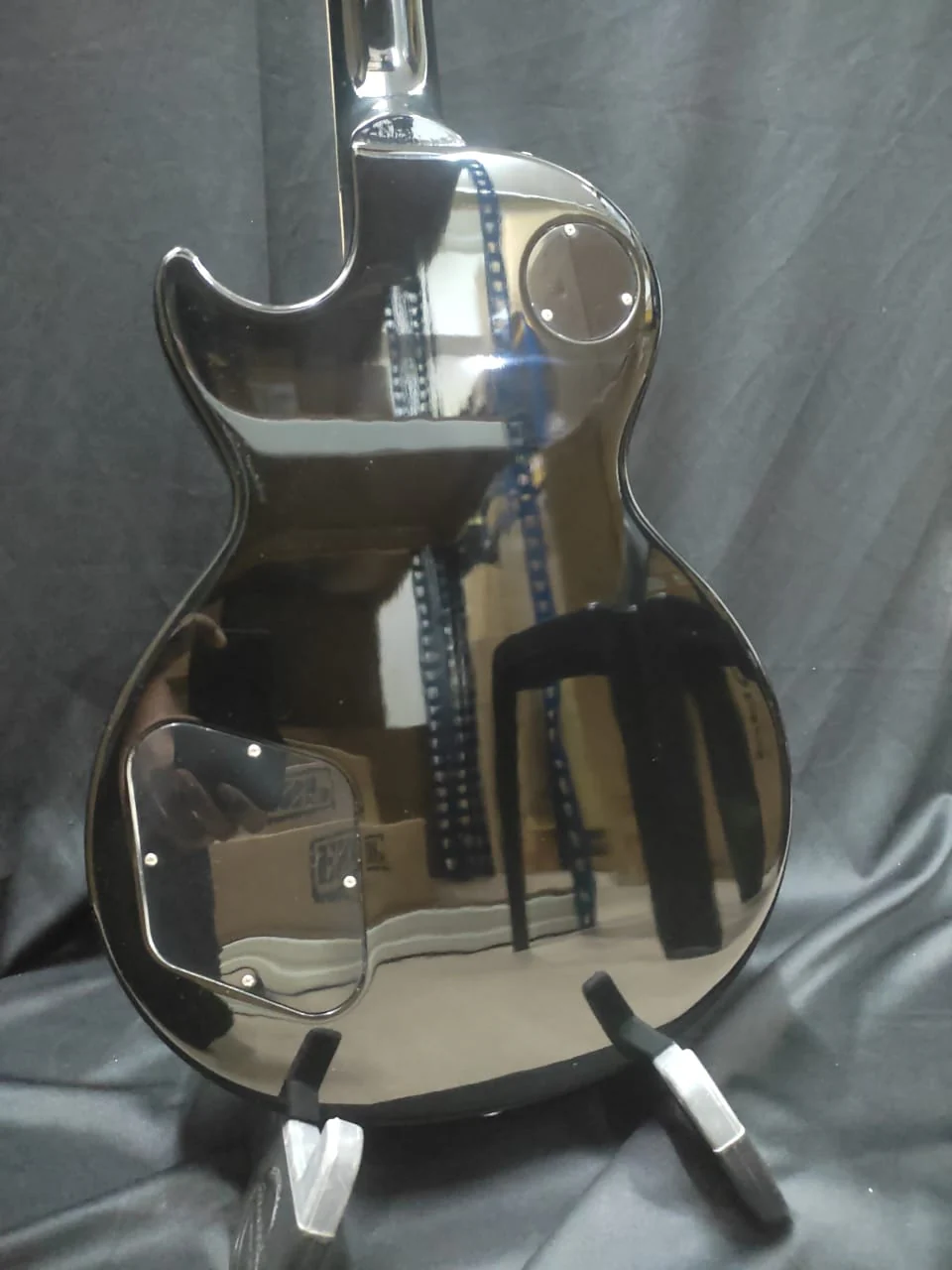 [SN 205940068] CERTIFIED USED GIBSON ADAM JONES LES PAUL STANDARD ELECTRIC GUITAR - SILVERBURST - Image 7