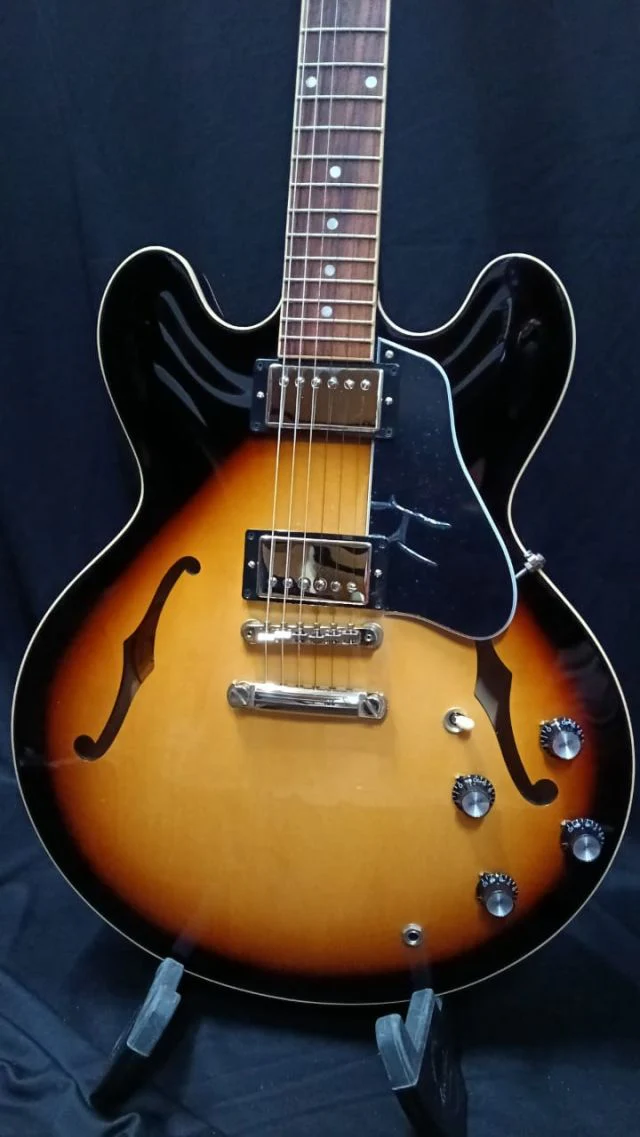 [SN 221030135] CERTIFIED USED GIBSON ES-335 SEMI-HOLLOWBODY ELECTRIC GUITAR - VINTAGE BURST
