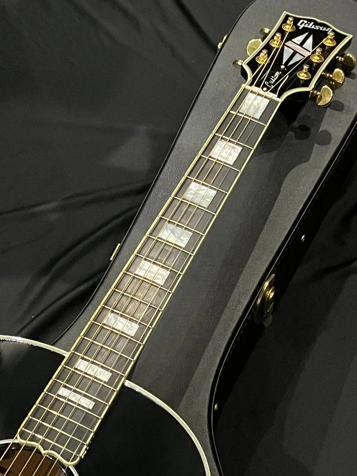 [SN 22604035] CERTIFIED USED GIBSON J-45 CUSTOM - EBONY [2024] - Image 4